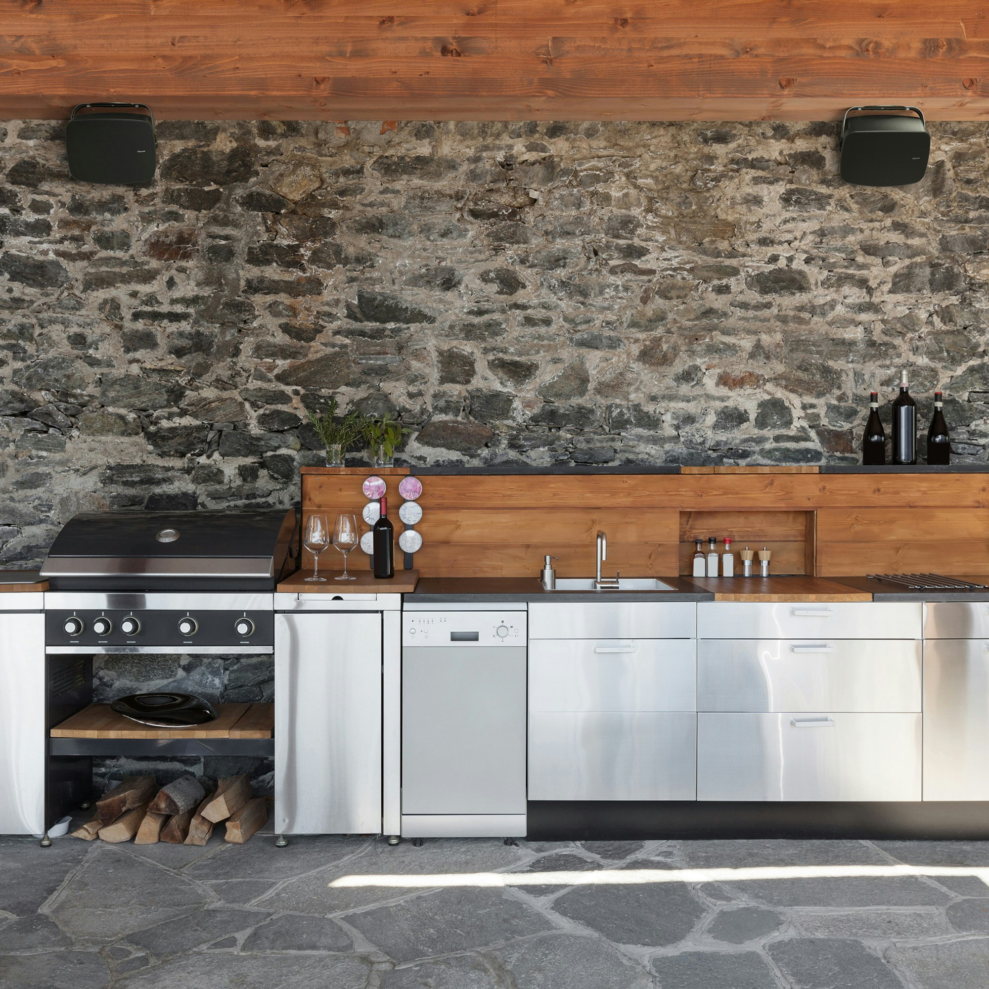Klipsch RSM 525 in Outdoor Kitchen 2000x2000